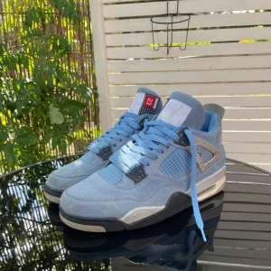 Jordan 4 University Blue - Säljer dessa Jordan 4s i väldigt gott skick. Hör av er vid frågor eller funderingar!!! Priset kan diskuteras