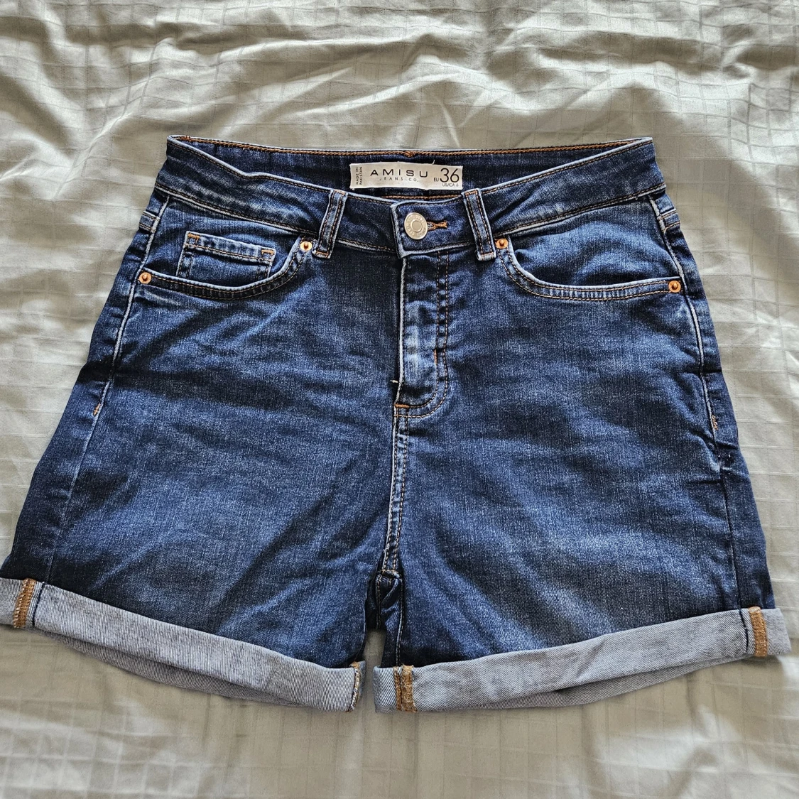 Mörkblå jeansshorts från Amisu