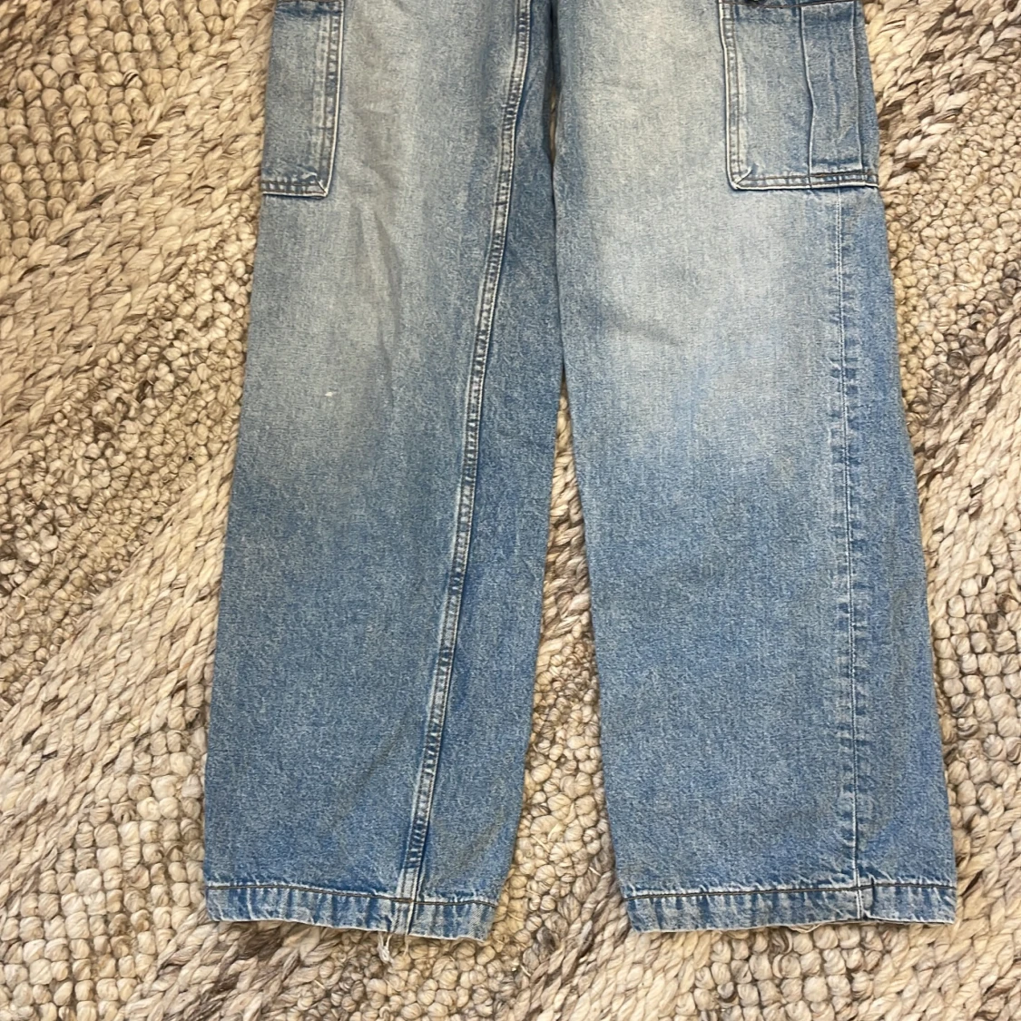 Blå cargojeans från H&M Divided - 1