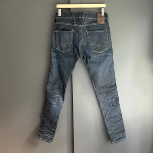 Replay jeans - Mycket fint skick, inga defekter. Typ raw denim känsla, nästan selvedge. Nypris ca 2000kr. Storlek W29 L32, passar dig som är mellan 173-183cm ungefär. Mått finns på sista bilderna. Skriv för mer information!🤝