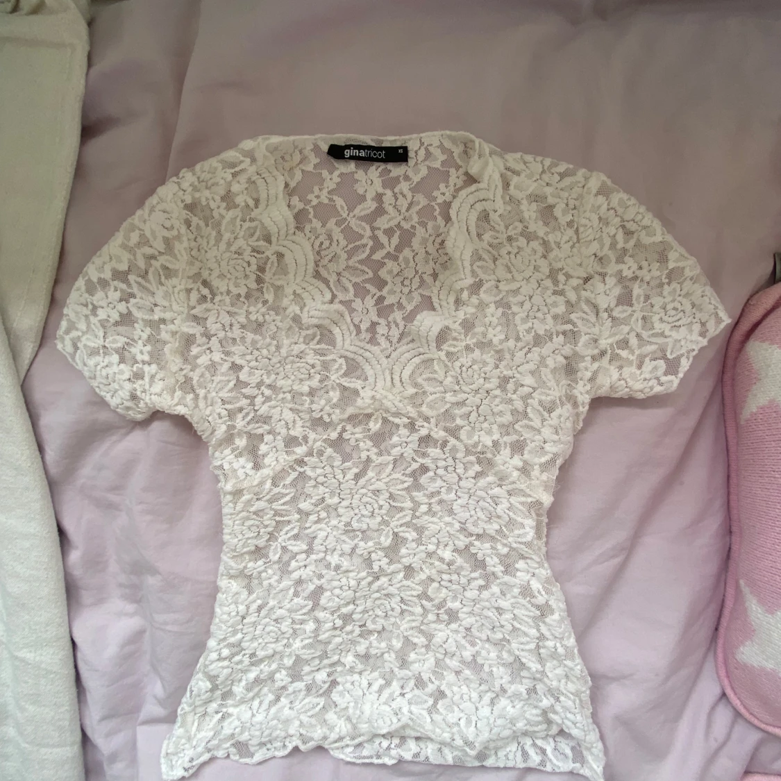 Vit spetsblus från Gina Tricot XS