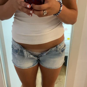Low waist jeans shorts  - Säljer pga att dem är för att dem har blivit små , skriv om du har fler frågor 🥰💞 