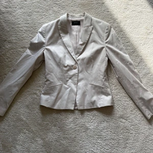 Kostym överdel från Esprit - Creme vit kostym från Esprit. Mjukt och skönt material och sitter perfekt i storleken 32. Mycket bra skick.