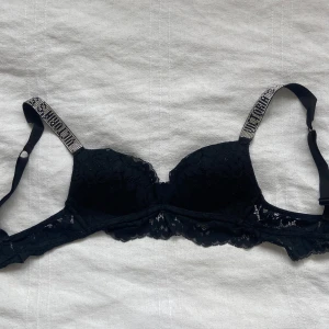 Victoria secret bh - Säljer svart Victoria secret bh i storlek 70A
