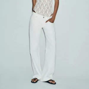 Vita Zara jeans  - Säljer dessa populära low waisted Zara jeansen. Aldrig använda med prislapp kvar💕