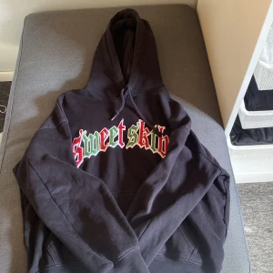 Svart hoodie från Sweet SKTBS XXS - Svart hoodie från Sweet SKTBS i storlek XXS, passar dock mig som har S. 