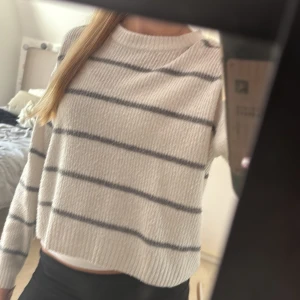 Randig vit stickad tröja H&M Divided - Stickad tröja från h&m