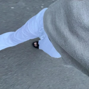 Vita linnebyxor  - Säljer ett par fräscha vita linnebyxor med rak passform och elastisk midja med snörning. 
