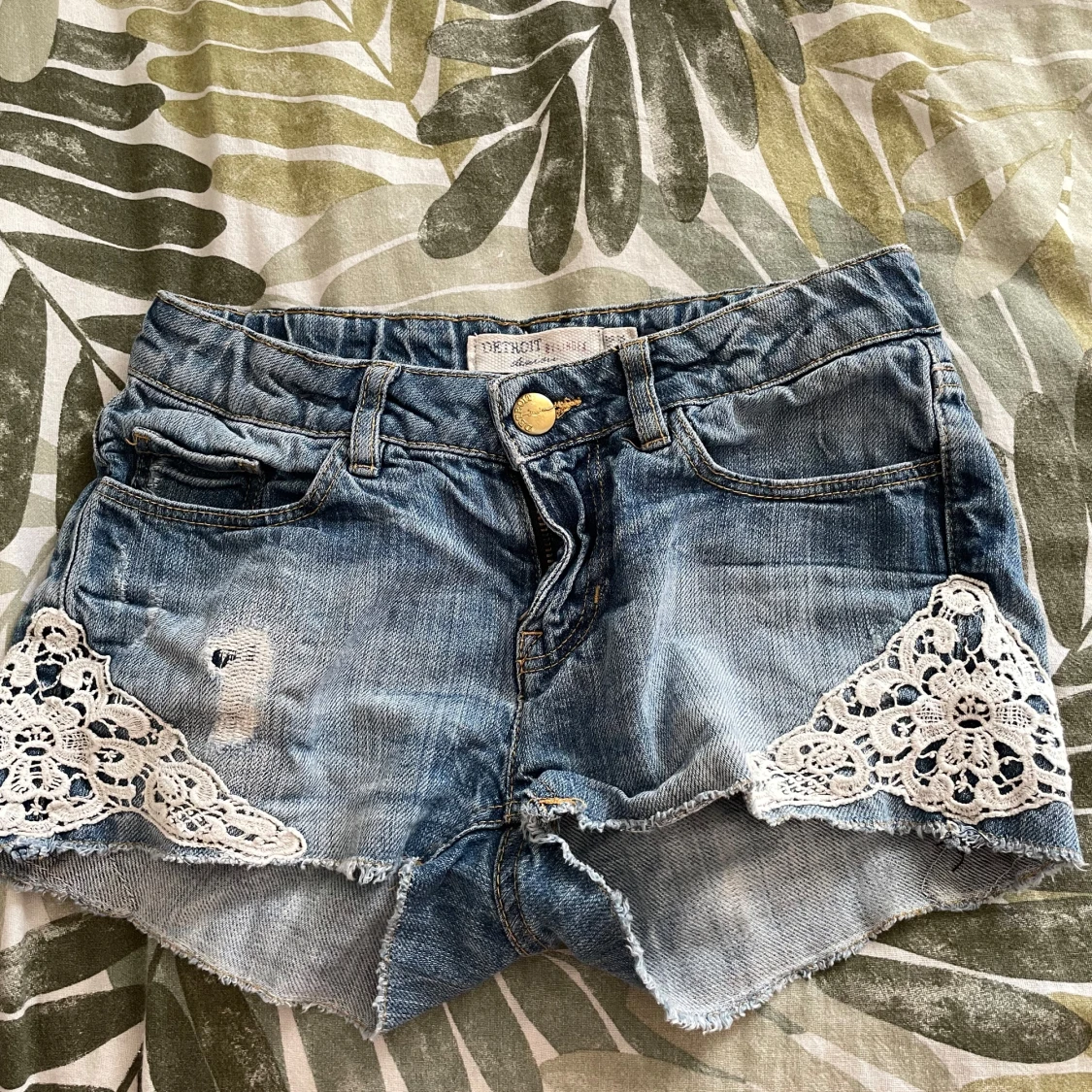 Jeansshorts med spets från Detroit