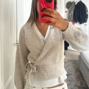 Other stories kofta - Supermysig beige omlottkofta med knyt i sidan aldrig använd och helt slutsåld ❤️
