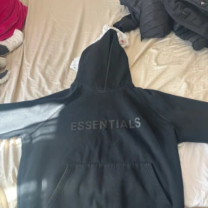 Essentials hoodie  - Säljer en snygg svart essentials hoodie i storlek M    Alltid öppet för frågor och diskutera priset !
