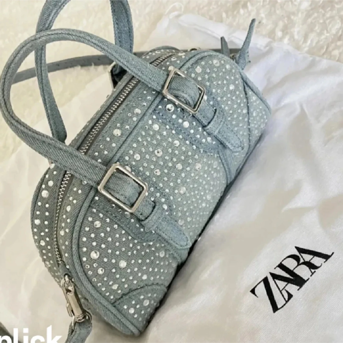 Jeansblå handväska med glitternitar från Zara