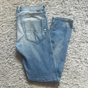 Diesel Jeans - Säljer ett par diesel jeans i riktigt snygg tvätt. Fint skick - 8/10. Pris kan diskuteras! Hör av er vid frågor🤩
