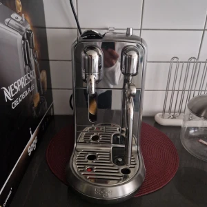 Nespresso Creatista Plus - Nespresso Creatista Plus är en stilren och modern kaffemaskin i rostfritt stål, perfekt för dig som vill göra caféinspirerade drycker hemma. Medföljer gör även snygga espressokoppar från Vertuo Collection – allt för en lyxig kaffeupplevelse.