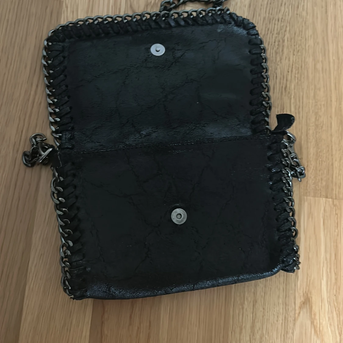 Svart axelväska med kedjedetaljer - 1