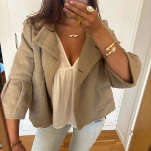 Trekvartsärmad zara kappa - Så fin beige trekvartsärmad zara kappa! Jag är 168 och det är mina bilder, köp via köp nu direkt eller Swish, kvar tills markerad som såld 💖 