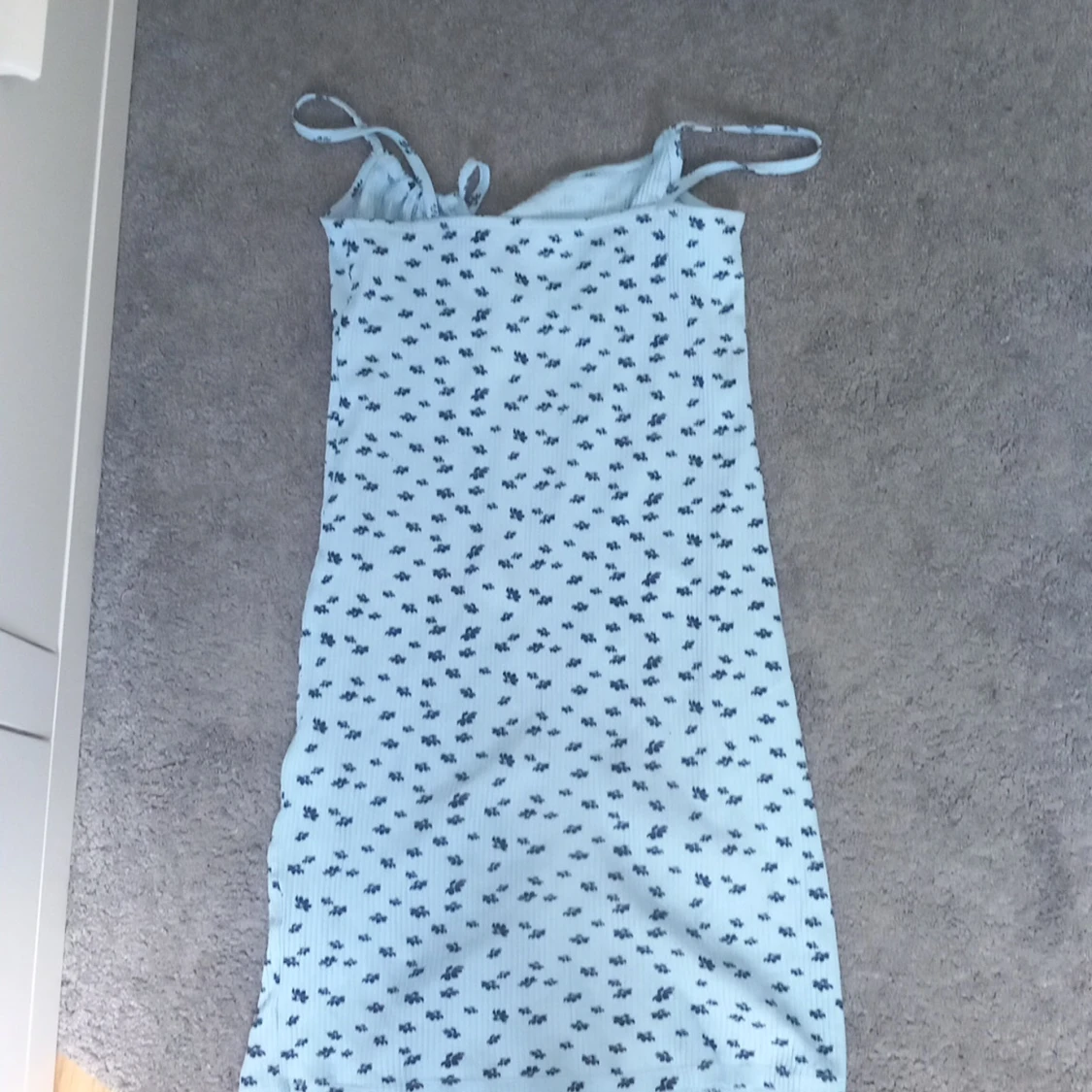 Blommig ljusblå klänning Stories S - 1