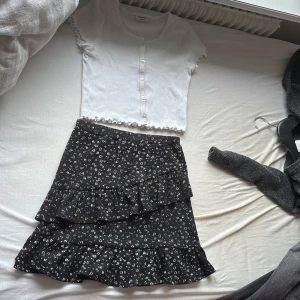 Set  - Supersöt vit croppad topp från Kappahl med en söt blommig kjol med volanger. 