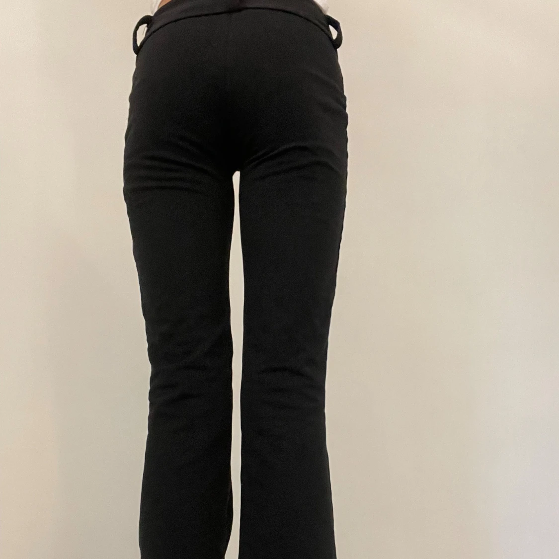 Svarta kostymbyxor från Gina - 1