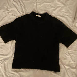 Stickad T-shirt  - Jättefin svart stickad T-shirt ifrån Gina tricot❤️Den är inte så nopprig eller sliten!