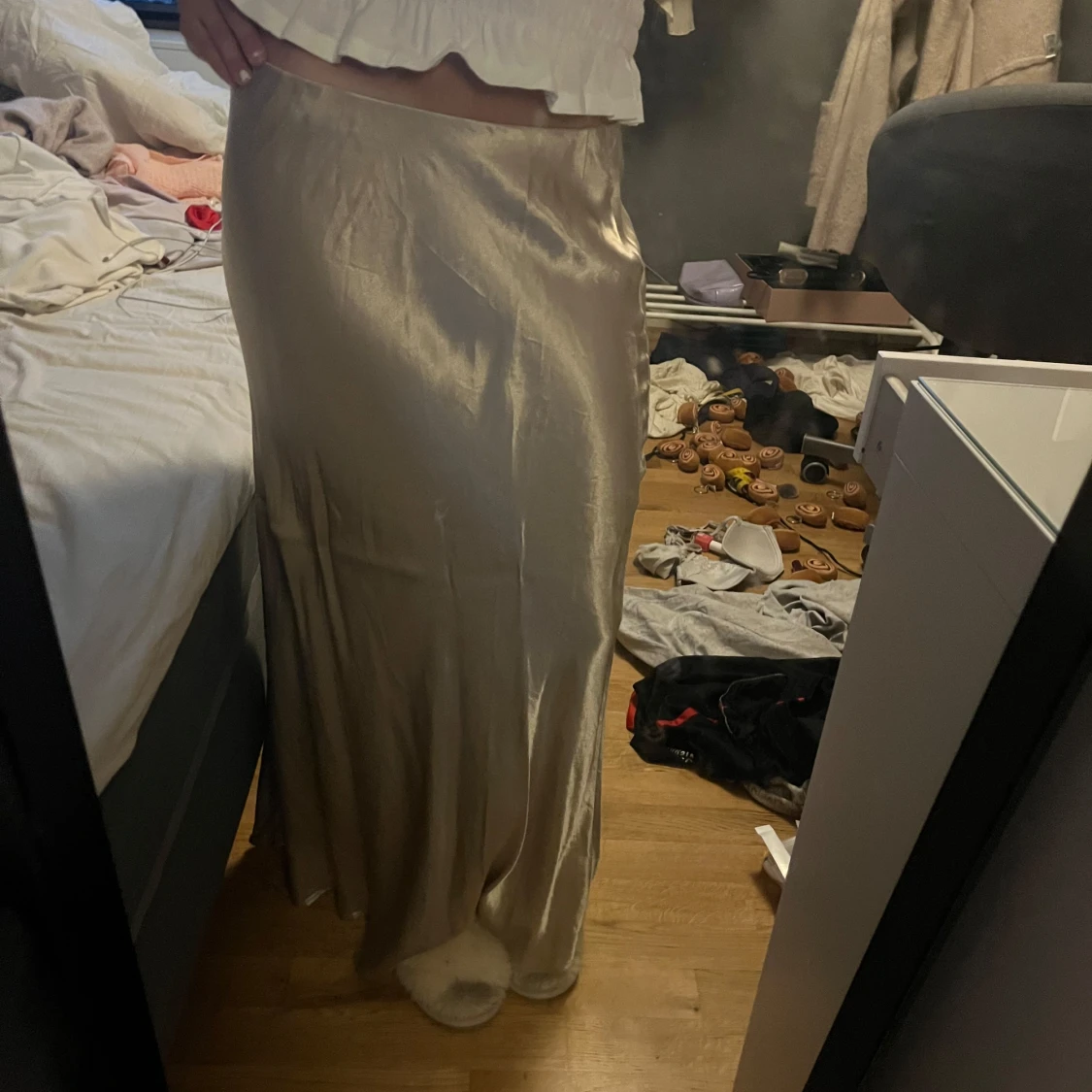 Champagnefärgad satinkjol - 1