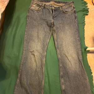 Blå bootcut jeans från Weekday - Säljer ett par klassiska blå bootcut jeans från Weekday i storlek w28. Jeansen har fem fickor, normal passform upptill och utsvängda ben. Tillverkade i slitstarkt denim med snygg tvättad look och detaljer i kontrastsömmar. Perfekta till sneakers eller boots. Köpta på Plick och är endast provade. 