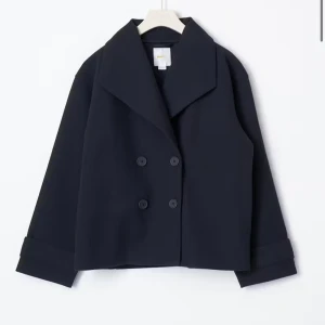 Marinblå skepparkavaj med bred krage - Stilren  skepparkavaj med bred krage och dubbelknäppning framtill. Jackan har långa ärmar med uppvikta muddar och en boxig, lite oversized passform. Perfekt för dig som gillar minimalistisk och klassisk stil.