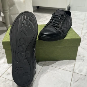 Gucci monogram sneakers - Tjena, säljer ett par feta Gucci monogram skor i storlek 43 samt färg svart. Skick 9/10 små små tecken på användning, annars inga fel. Lite ovanliga skor, låda/tillbehör medföljer. Kom dm för fler bilder/frågor osv!👍(OBS! Skolådan samt tillbehören är ej originala, de är till några andra Gucci skor.)