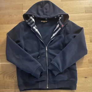 Burbery hoodie - Säljer även denna mörkblåa burbery zip hoodien som är i storlek M då jag behöver rensa gadroben .