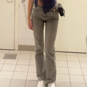 Grå bootcut jeansbyxor - Är 178 cm lång! Skitsnygga gråa raka jeans från Gina. Säljer endast på grund av att dom inte längre passar mig! Priset kan även diskuteras