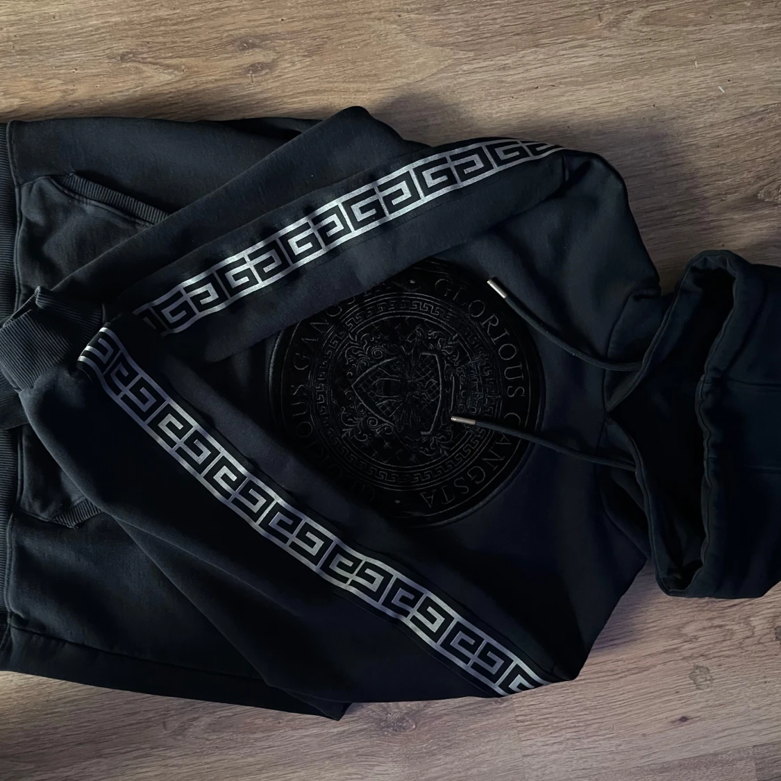 Svart hoodie från Glorious Gangsta - 1