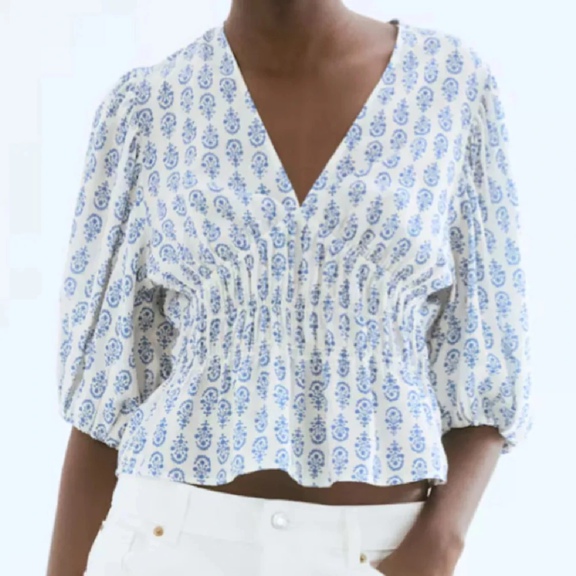 Vit och blå blus med v-ringning - 1