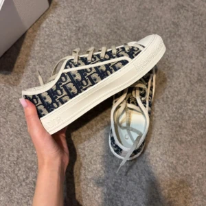Christian dior walkn dior skor!💕💕🥰 - Säljer dessa super snygga walkn dior skor som tyvärr är förstora för mig. Jag har bara använt dem 1 gång så de är i super fint skick❤️ skolåda och dustbag medföljer🌸 storlek: 38, nypris: 9954kr , säljer för 4000kr. Priset är inte satt i sten🦄🦄
