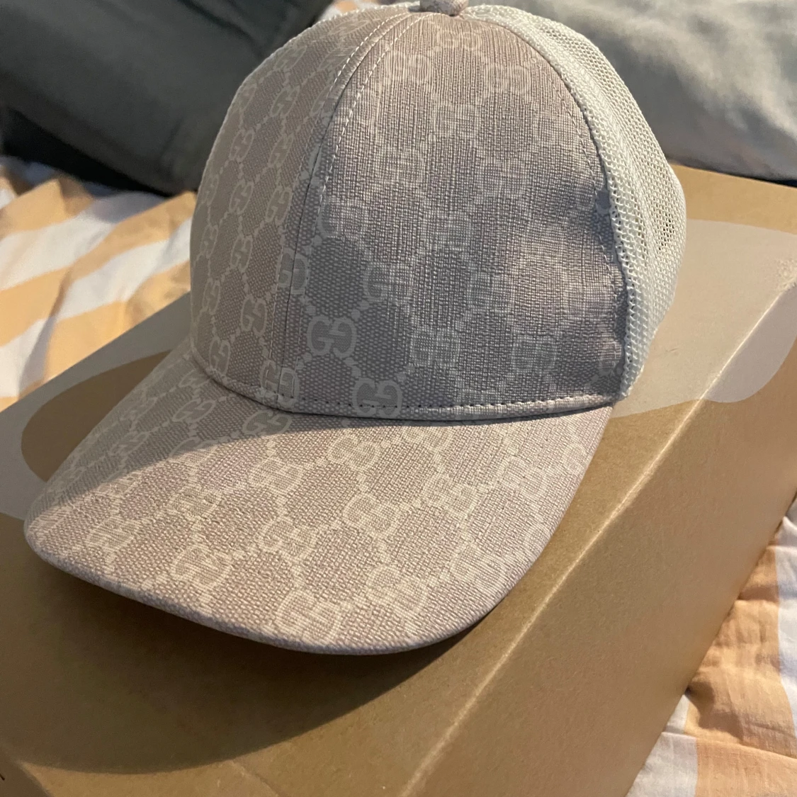 Beige keps från Gucci med GG-mönster - 1