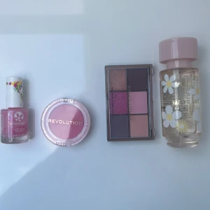 Blush, ögonskugga från Revolution. Parfym från flr de mayo. Och ett naglack rosa med glitter - Säljer mitt knappt använda smink. Tagit två sprut av parfymen och målat naglarna typ 1-2 gånger med nagellacket. Övriga 2 produkter är oanvända säljer för jag inte använder det.