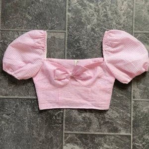 NELLY Topp - Jättefin topp som sitter perfekt, toppen säljs inte längre! Använd 1 gång, inga defekter. Passar och sitter bra både för S/M☺️ Priset kan diskuteras vid snabb affär!