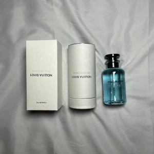 Louis Vuitton Imagination 100ml - ✨ Louis Vuitton Imagination Eau de Parfum – 100ml ✨  🆕 Ny men testad – endast cirka 10 sprayningar 💧 Fortfarande nästan full (se bild!) 📦 Levereras Snabbt! 🌬️ Fräsch, elegant och lyxig doft 🧳 Perfekt för daglig användning eller speciella tillfällen  📏 Storlek: 100ml 👌 Inga skador | 💎 I utmärkt skick  📸 Vad du ser är vad du får — fråga gärna om fler bilder!  #LouisVuitton #Imagination #LyxParfym #DesignerParfym #Autentisk #HerrParfym #UnisexParfym #Fräsch