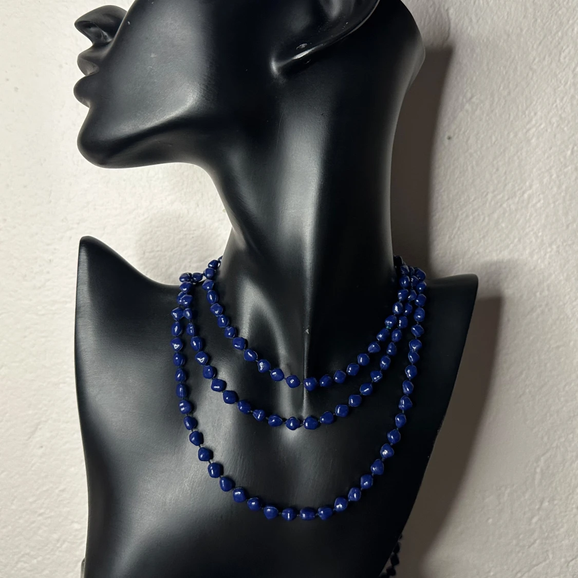 Långt retrohalsband med oregelbundna koboltblå pärlor 130 cm Vintage 70-tal