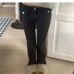 Svarta bootcut jeans  - Svarta jättefina jeans från hm som inte kommer till användning längre💗