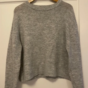 Stickad tröja  - Grå stickad tröja från lager 157 i storlek s, vanlig stickad tröja som passar till hösten💓💓