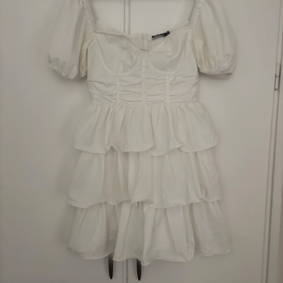 Vit volangklänning från PrettyLittleThing