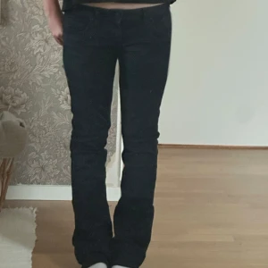 LTB jeans  - Säljer dessa superfina midnattsblåa Ltb jeansen i modellen valerie !! Jättefina men kommer tyvärr inte till användning. De är använda max 4 gånger typ och är i superbra skick, lappen är dock avklippt🩷🩷Lågmidjade och ganska bootcut’ Storlek W26 L32 !!