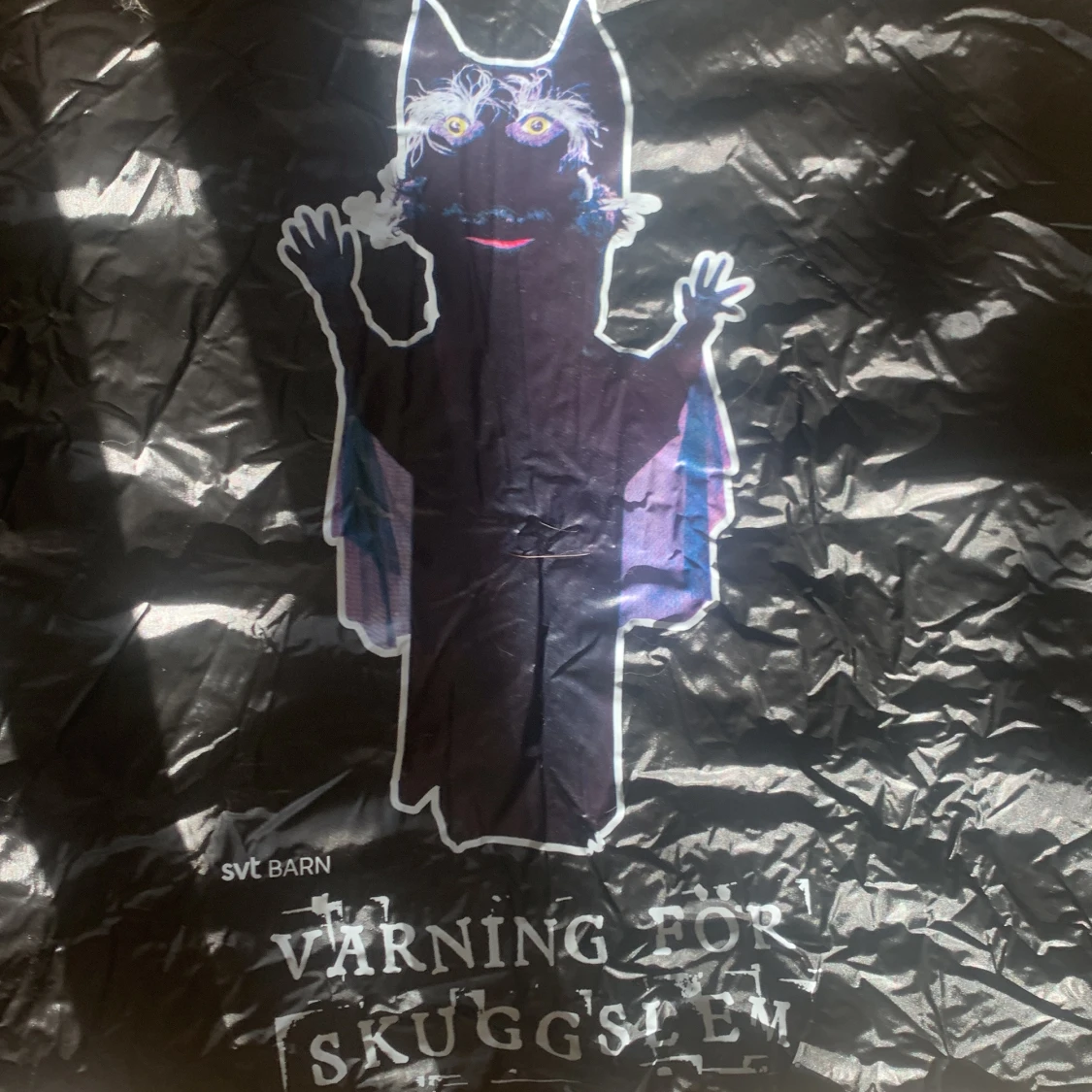 Svart regnponcho SVT Barn Sommarskuggan - 1