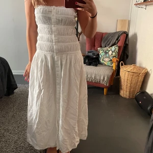 Vit klänning  - Vit lång klänning, helt ny med prislapp kvar