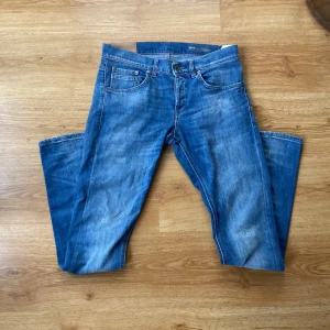 Dondup jeans - Dondup jeans – Modell Ritchie – Storlek 31  Säljer ett par snygga och stilrena jeans från det italienska märket Dondup. Modell: Ritchie. Storlek 31.  ✔ Slim fit passform ✔ Mjukt och stretchigt denim ✔ Klassisk blå tvätt med snygga slitningar ✔ Bra skick – endast lite använt  Perfekta jeans för både vardag och fest. Nypris ca 2 000 kr.  Vid snabb affär kan pris diskuteras!!