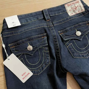 True Religion mörkblå lågmidjade jeans - Helt nya!! Aldrig använda bara testad, säljer för att de var för långa. 💕 Färg: Muddy waters Modell: Joey low rise flare ‼️STORLEK: W26  