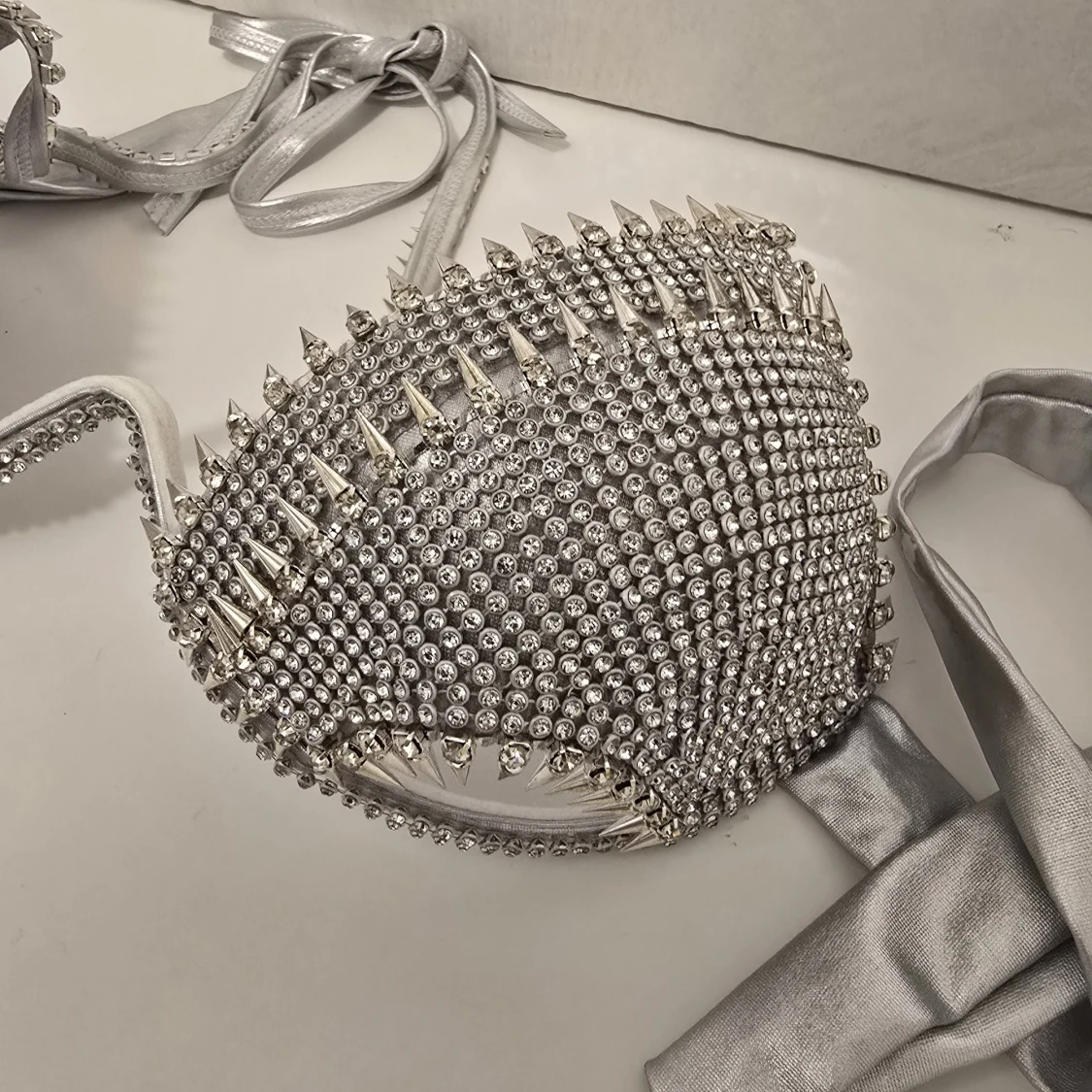 Silvrig bikini med nitar och strass - 1