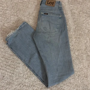 Lee jeans ljusblå - Så fina ljusblå jeans från Lee! Snygg passform o detaljer på bakfickorna. Bootcut modell med lite utsvängda ben🩵 säljer fler jeans på min profil