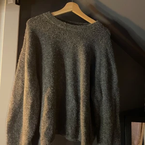 Stickad tröja - Sparsamt använd 