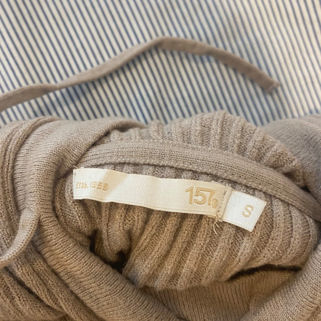 Beige ribbad hoodie med huva - 4